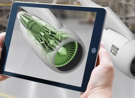 Auf einem Tablet-Bildschirm sieht man das virtuelle Modell einer Flugzeug-Turbine.