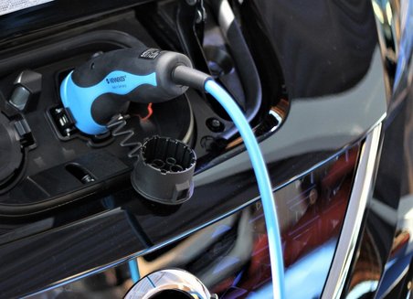 Energiespeicher aus gebrauchten Autobatterien für Industrie und Gewerbe