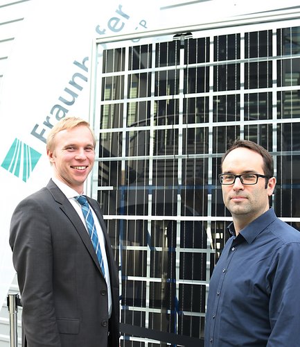 Stephan Schönfelder (links) und Jens Schneider vor einem großflächigen Modul aus Solarzellen